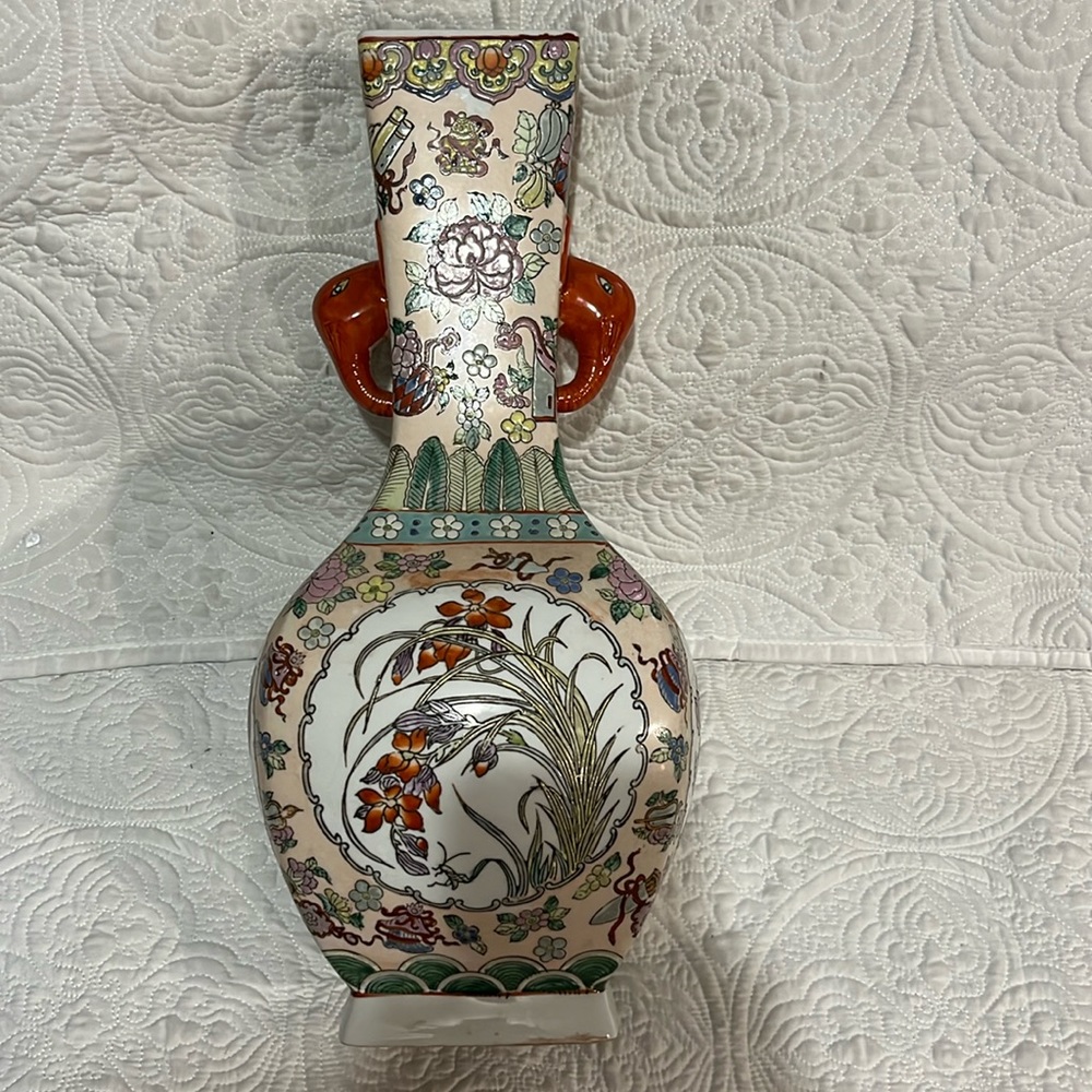Beautiful large elephant handled Oriental‎ vase